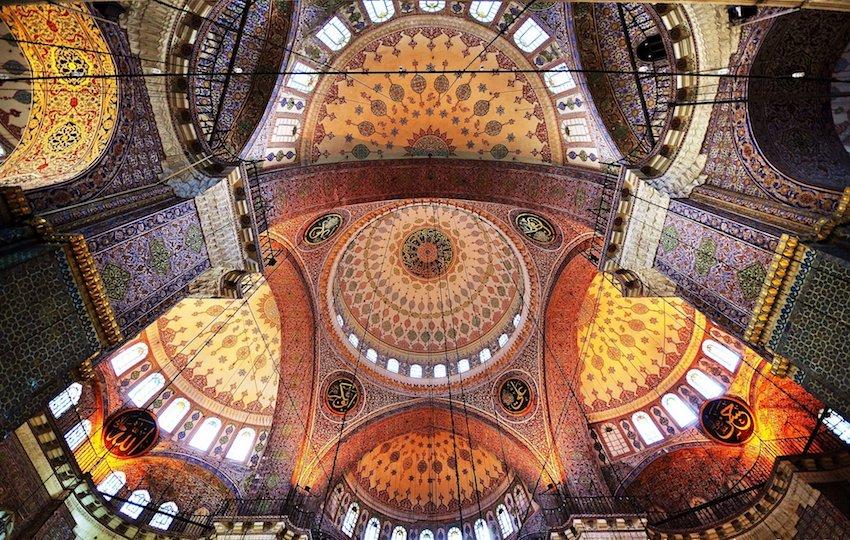 Il soffitto in mosaico di una moschea islamica