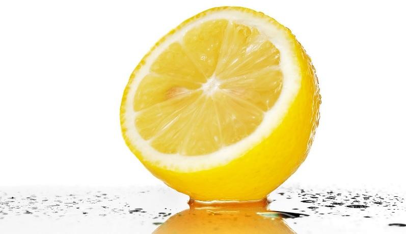 Macchia di limone su veneziana