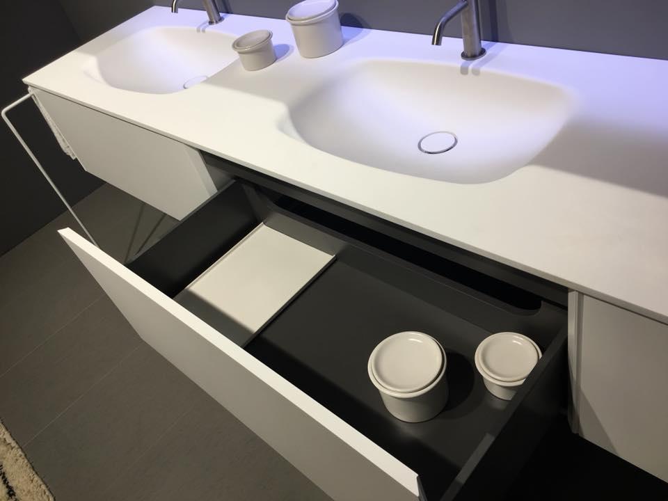 mobile con piano in corian a lavabi integrati