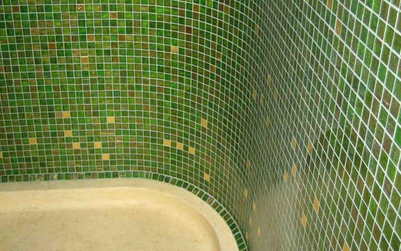 Rivestimento di un bagno in mosaico verde