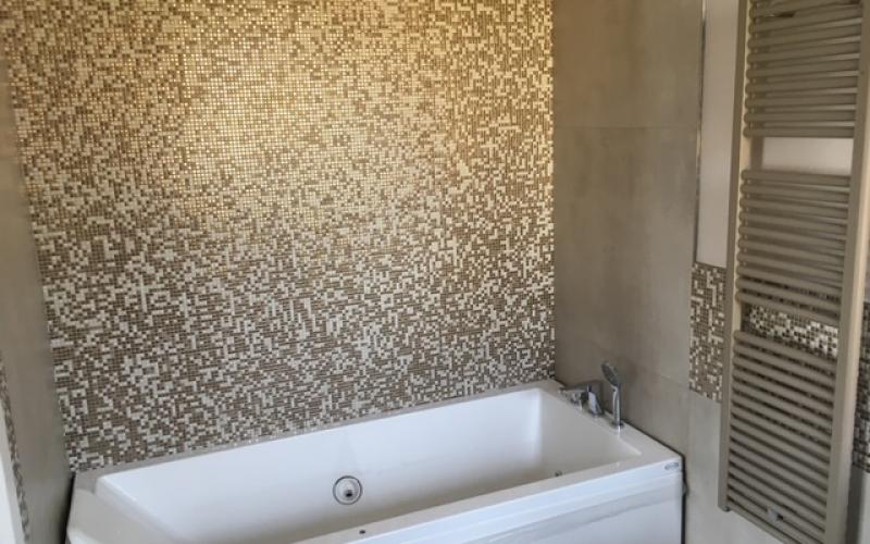 Vicenza: bagno con inserto in mosaico moderno