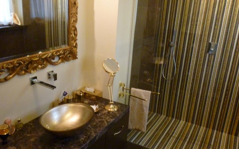 Un bagno in mosaico dorato a Vicenza