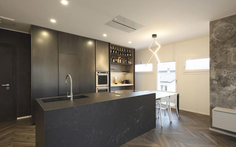 Dark kitchen with island and stoneware top in Vicenza