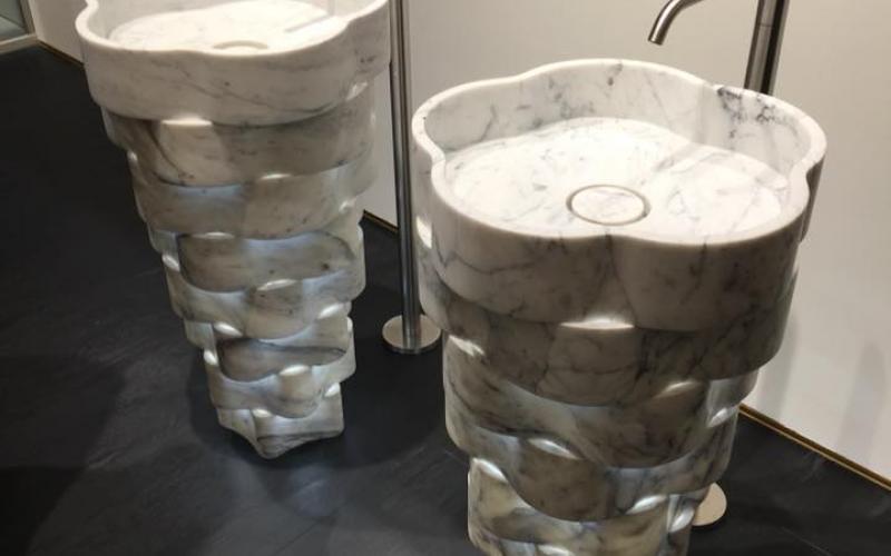Free-standing marble washbasin