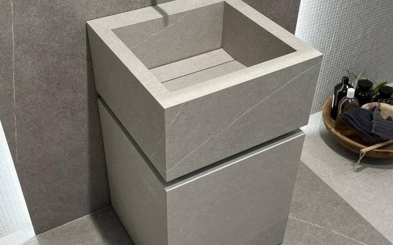 Lavabo freestanding in grès porcellanato effetto cemento grigio