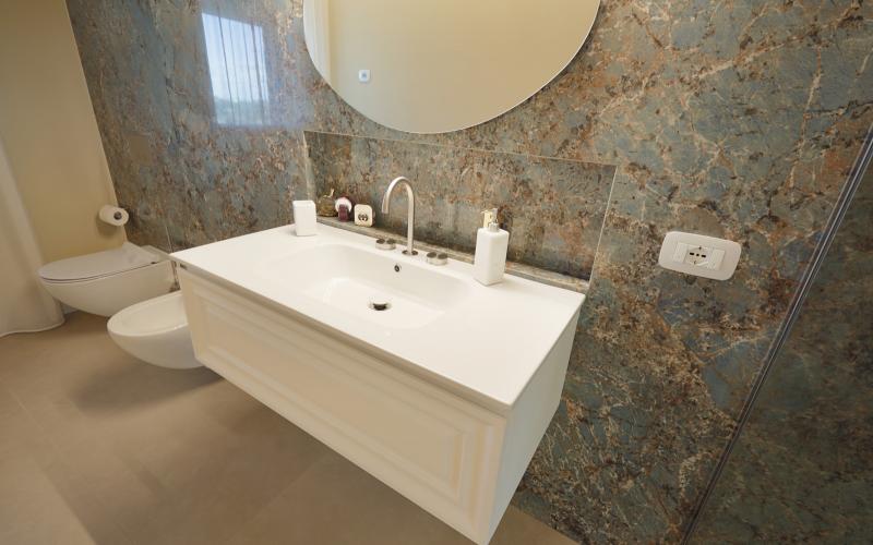 Marble-effect bathroom tiles Vicenza