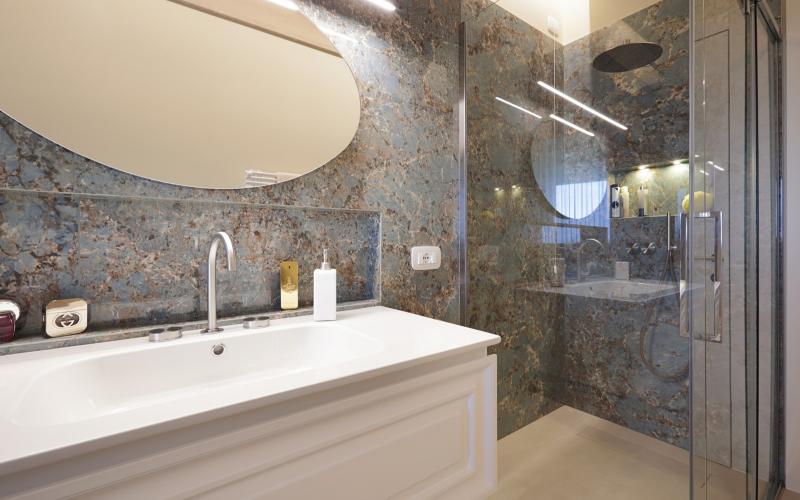 Marble-effect bathroom tiles Vicenza
