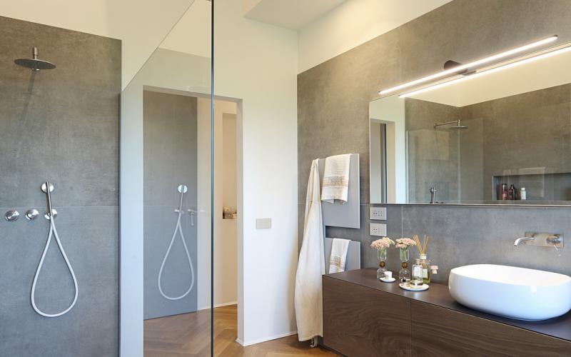 Modern bathroom with parquet flooring Vicenza