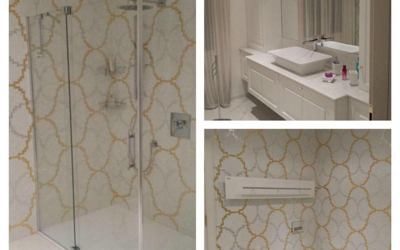 bagno in mosaico bianco e oro a Vicenza