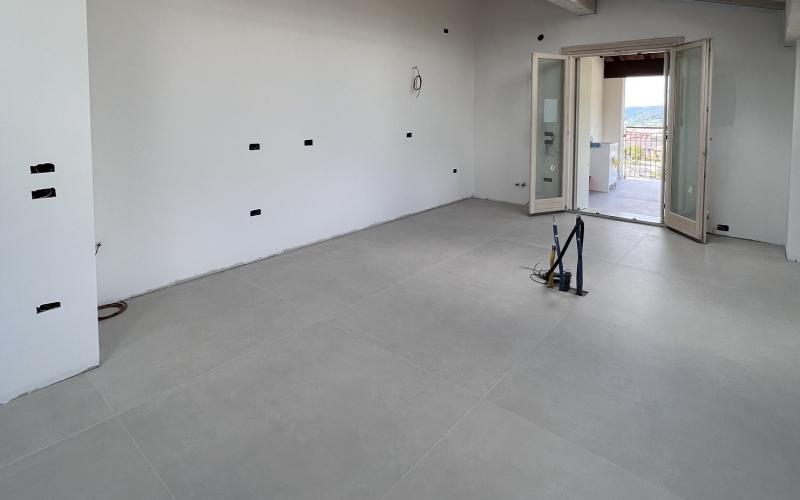 pavimenti piastrelle grigie effetto resina verona