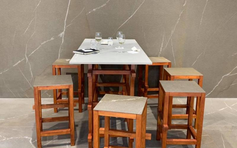 Piastrelle ristorante: pavimento e rivestimento effetto pietra piasentina