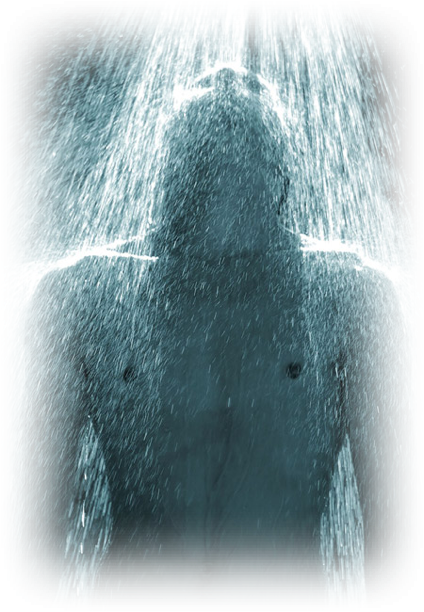 Nell'immagine si vede un uomo sotto la doccia