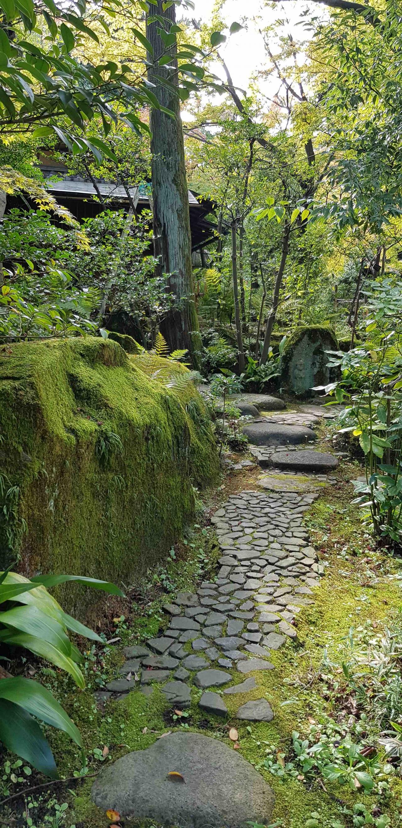 percorso di ciottoli e sassi in un giardino giapponese