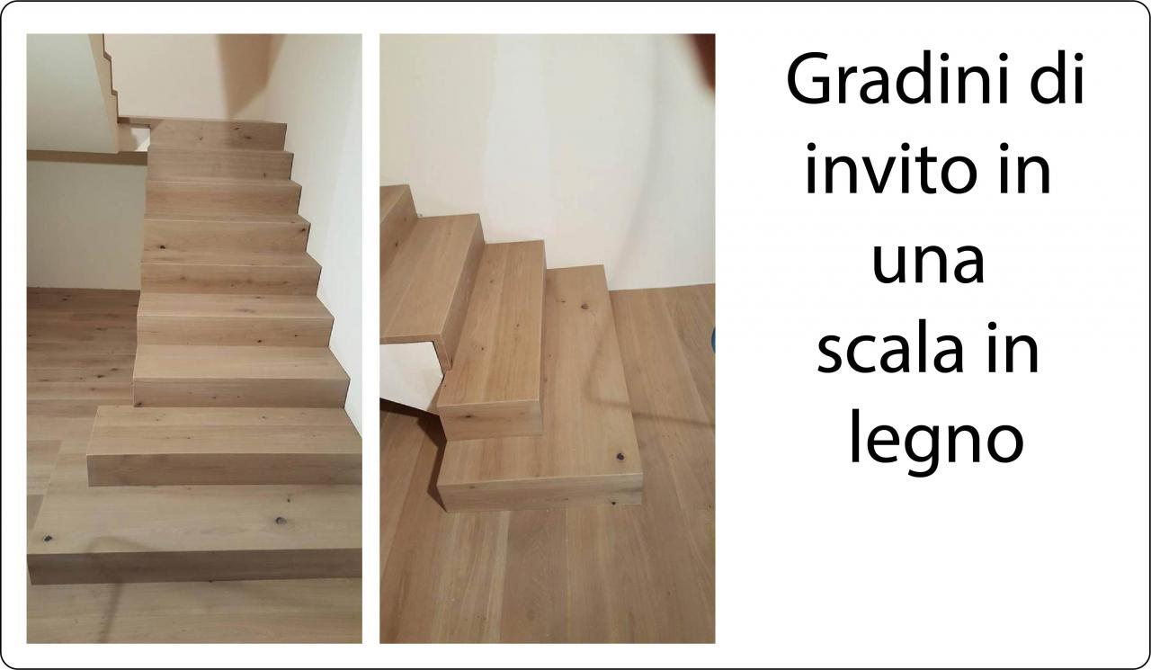 gradini di invito in una scala in legno