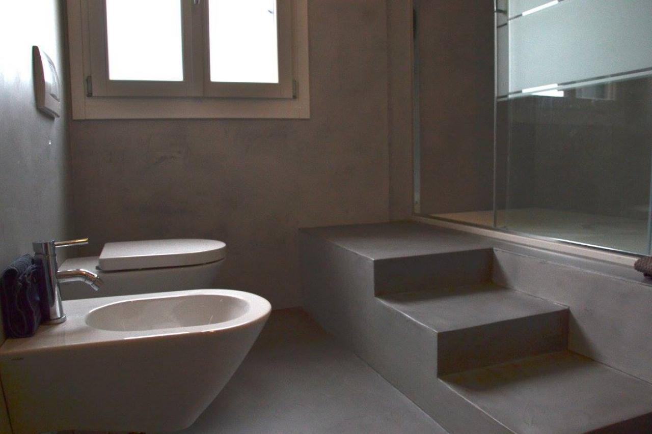 bagno in resina grigia Vicenza
