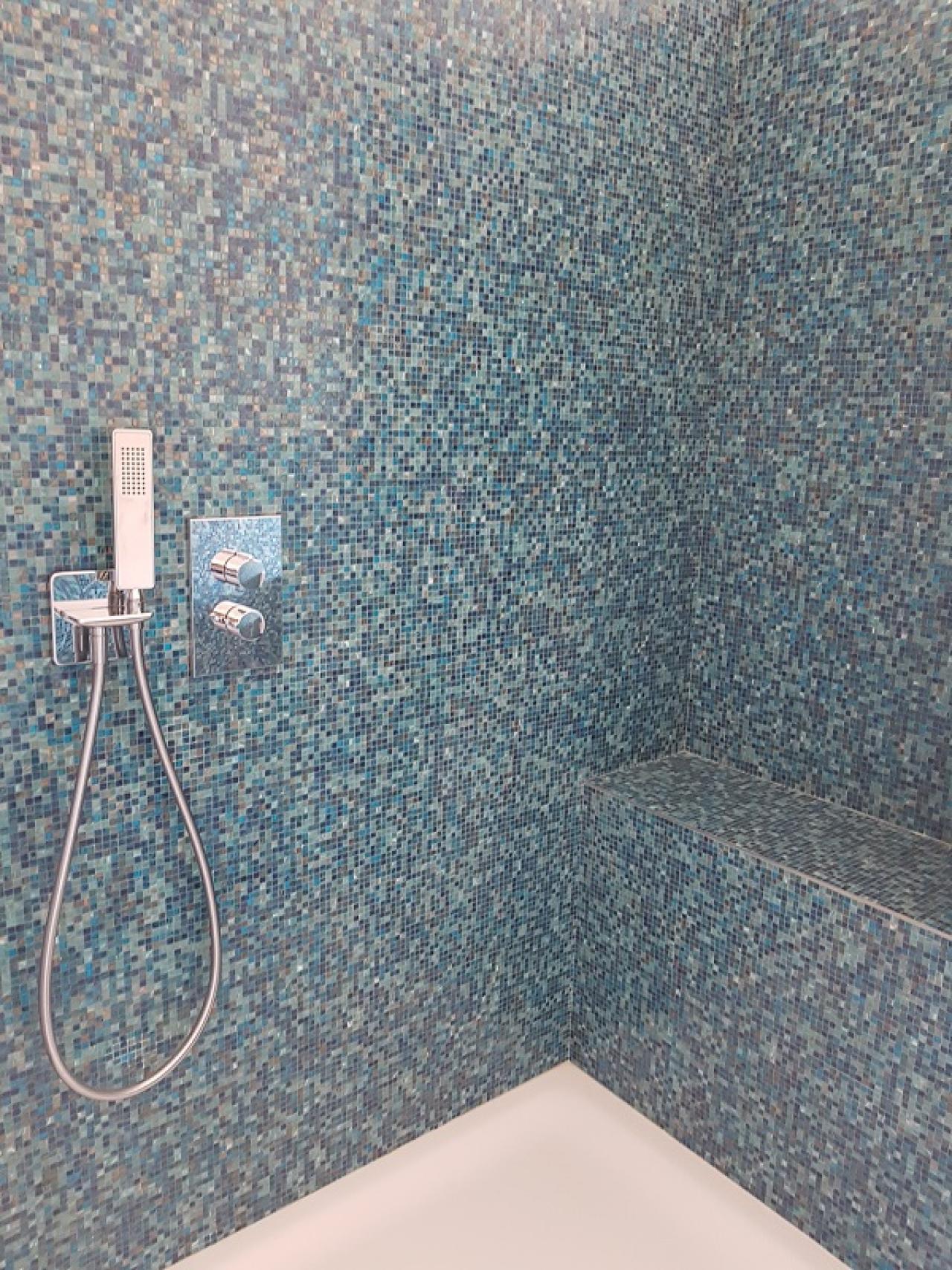 bagno con doccia in mosaico a Verona