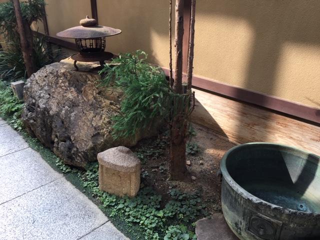 pietre e oggetti inanimati nei giardini giapponesi