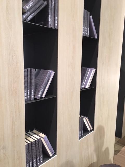 libreria a parete con grès effetto legno