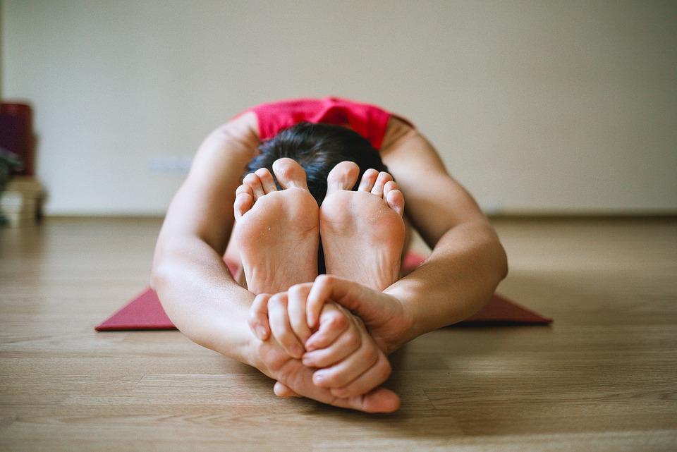 scalzi sul legno pavimento yoga