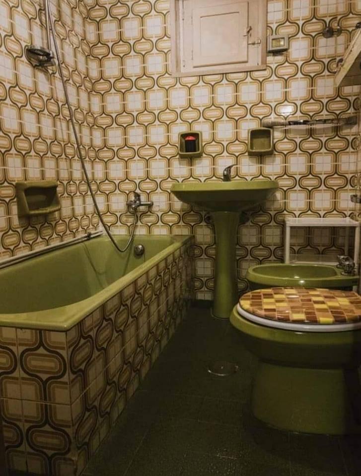 piastrelle ceramiche: un bagno degli anni '70