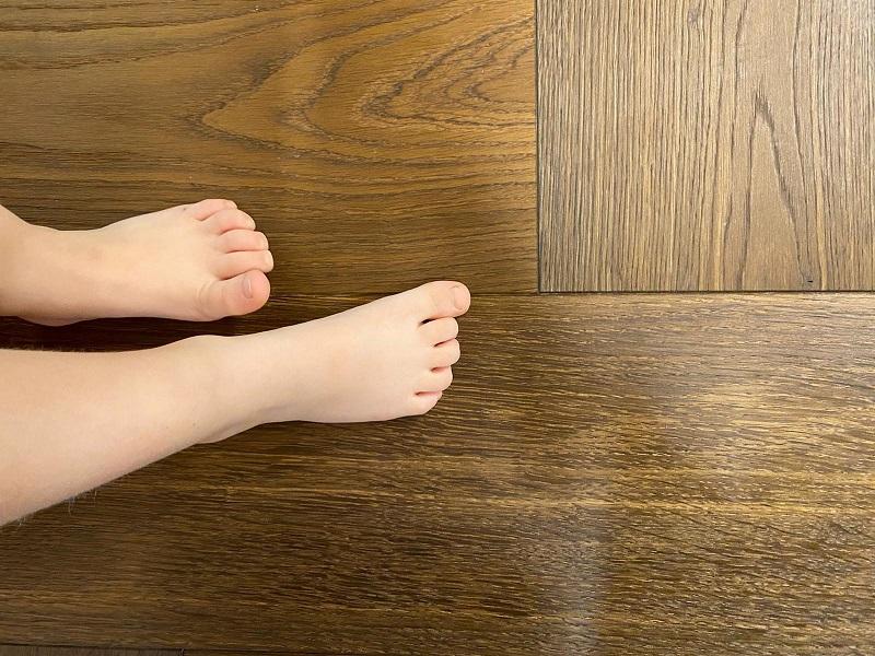pavimento in legno piedi scalzi