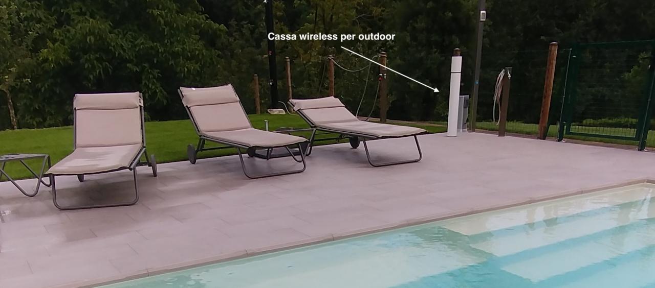 la cassa musicale wireless per esterno installata in piscina