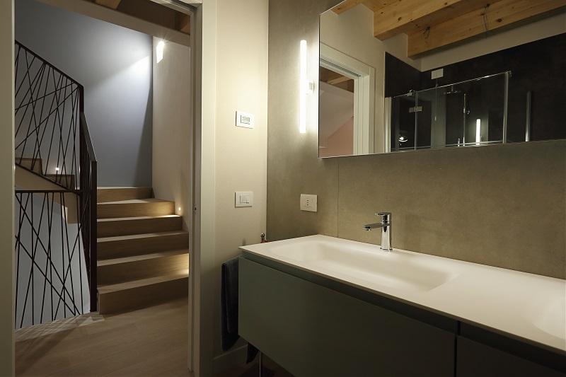 bagno moderno pavimento legno scala interior design Vicenza provincia Verona