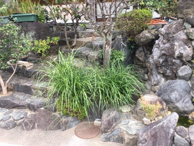 scala esterna in un giardino giapponese