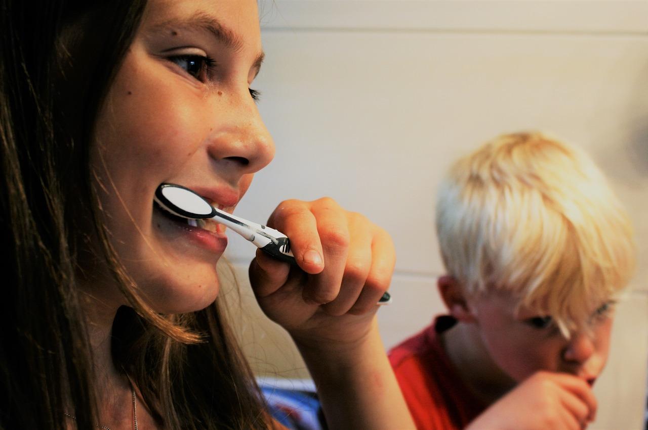 Immagine di due bambini che si lavano i denti