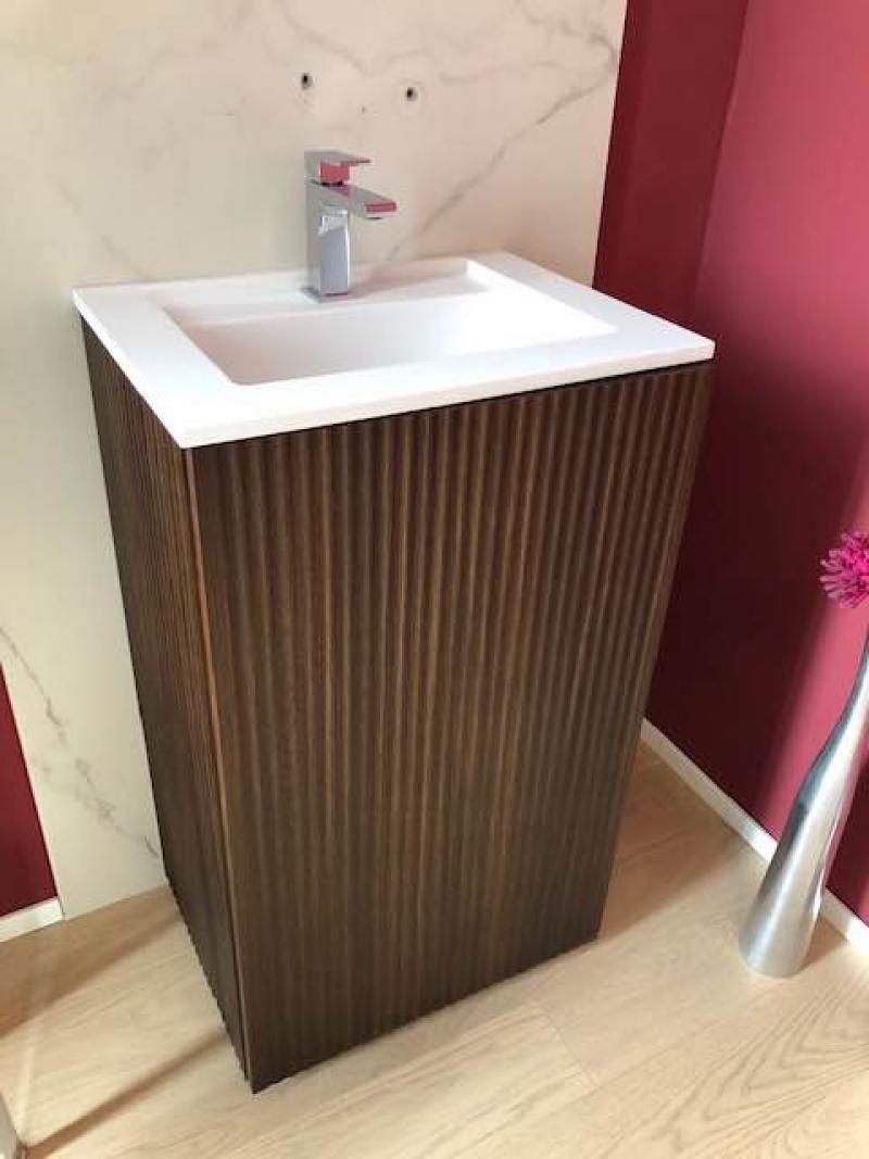 Mobile bagno free standing in legno con lavabo in resina Pellizzari