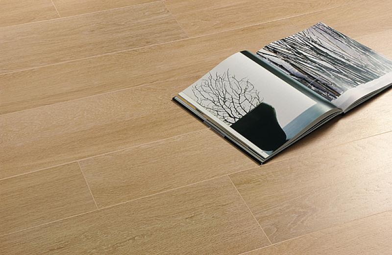 Nell'immagine si vede un pavimento in gres effetto legno