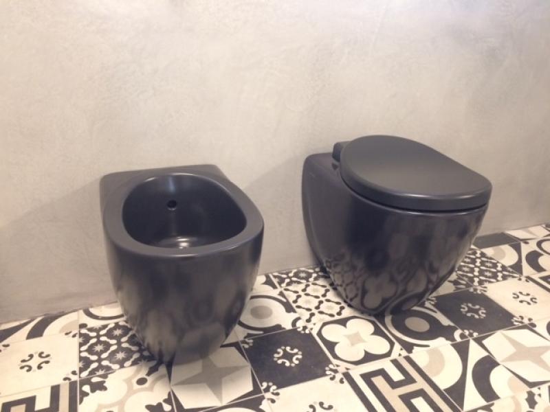 sanitari a pavimento in ceramica nera opaca Flaminia outlet arredobagno Vicenza
