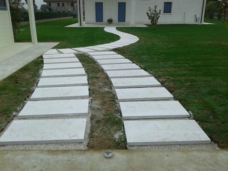 Vialetto pedonale in pietra della Lessinia giardino Vicenza
