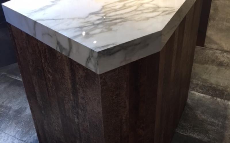 Piano in grès effetto marmo lucido e rivestimento in grès effetto metallico Corten