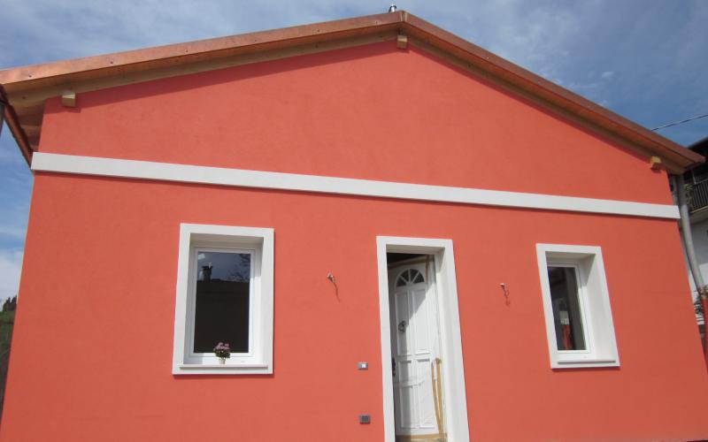 Painting exterior walls of a house in Vicenza