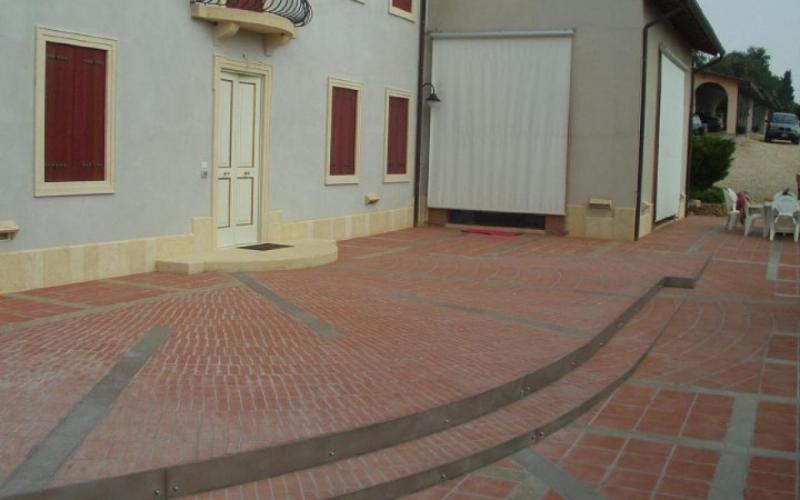 Pavimentazione esterna in Cotto a Lonigo (Vicenza): i gradini in acciaio