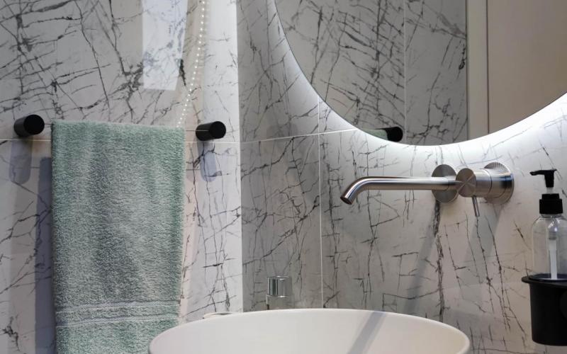 Bagno effetto marmo mattonelle Vicenza