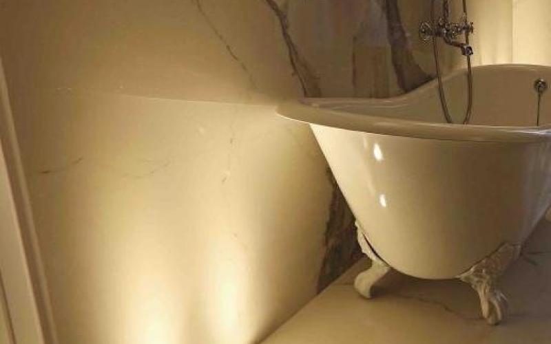 Large slabs in an elegant bathroom