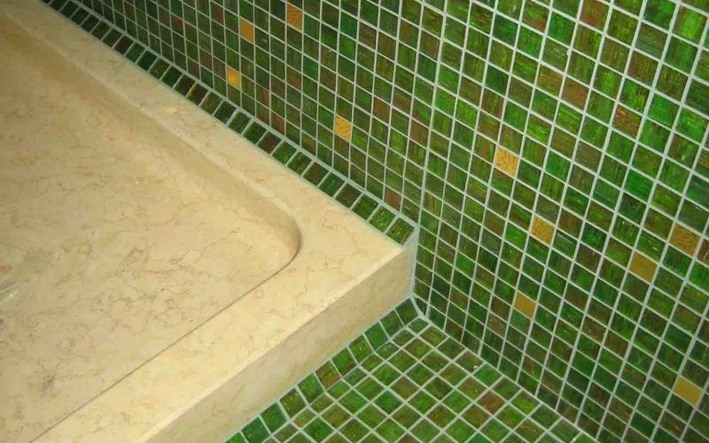 Rivestimento di un bagno in mosaico verde