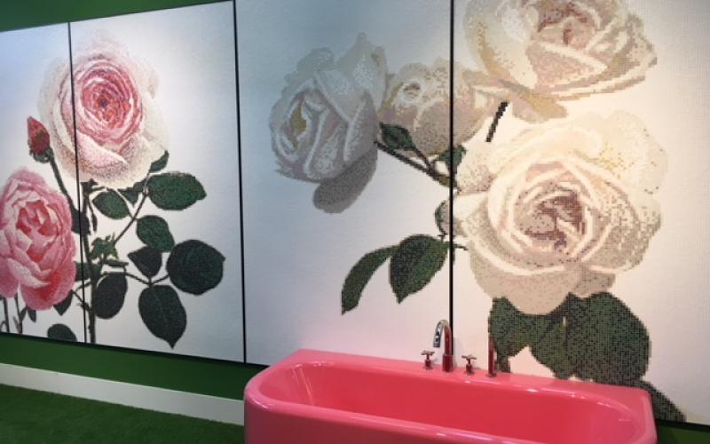 mosaico bisazza grandi rose rosa e bianche