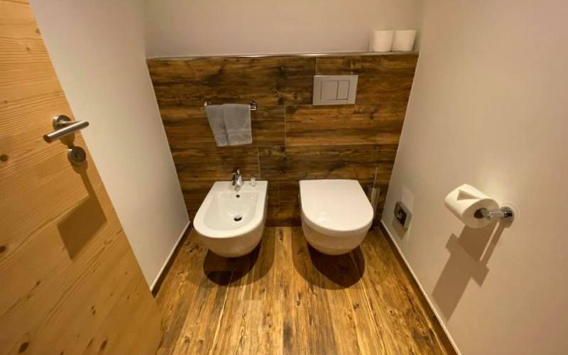 Muretto in bagno rivestito con grès effetto legno, lo stesso del pavimento 