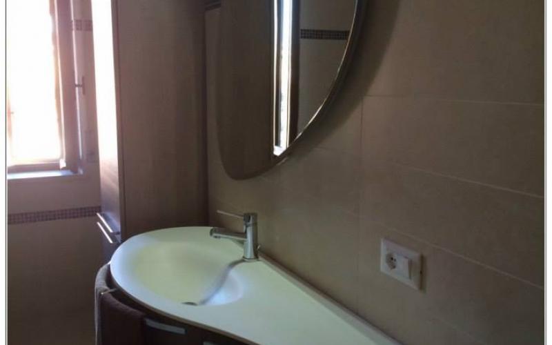 mobile bagno arrotondato stretto realizzato a Vicenza