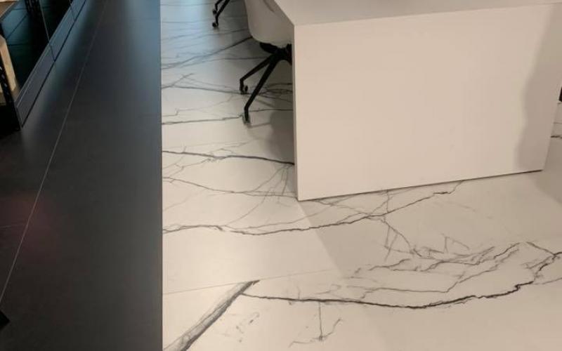 Office floors: proposal with large black and white veined slabs