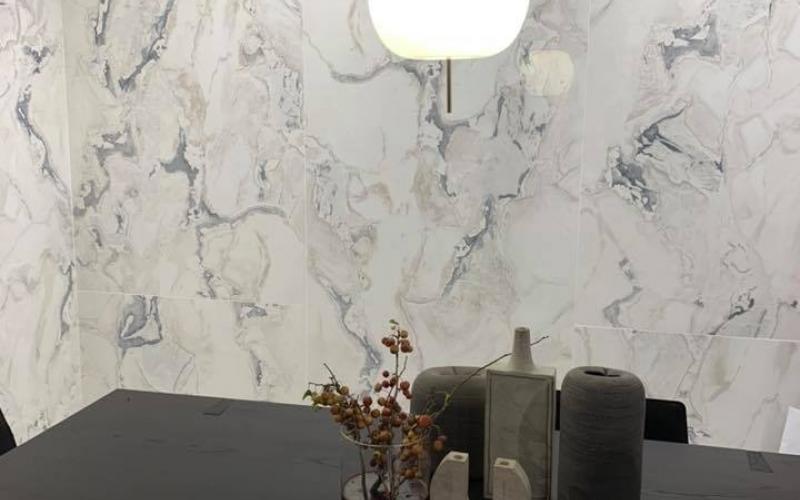 Rivestimento pareti con grès effetto marmo grigio