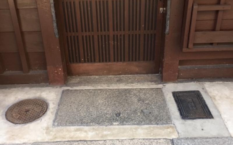 Abitazione giapponese: ingresso con pietra squadrata