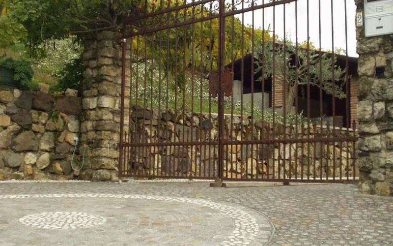 Posa di cubetti di porfido in un ingresso carraio a Montebello Vicentino (VI)