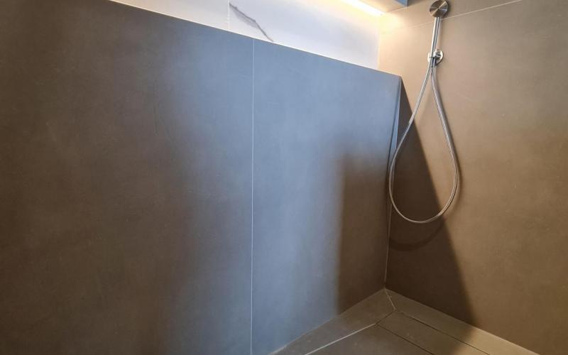 Rubinetti in acciaio in una doccia moderna a Verona