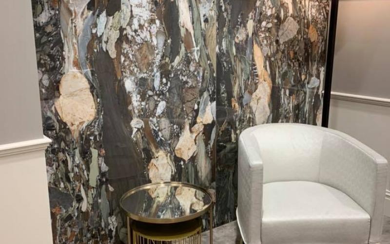 Un lussuoso inserto in grès effetto marmo nella parete del soggiorno 