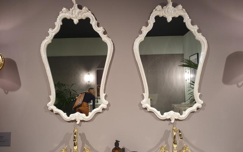 Specchio barocco per il bagno con cornice bianca