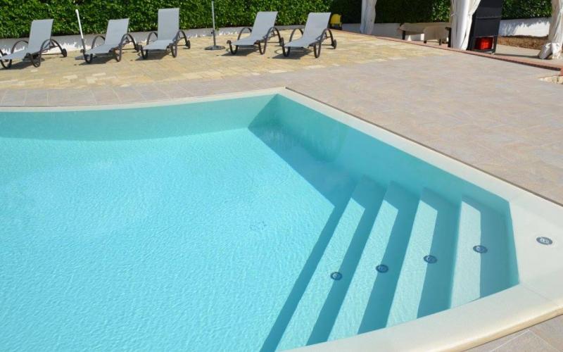 A swimming pool in Verona with porcelain stoneware flooring